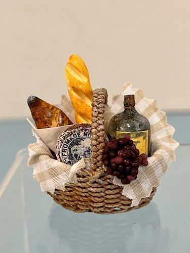 Picnic Basket with Wine and Bread mc030929