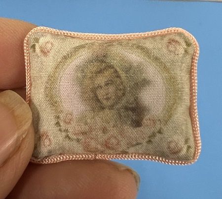 Pillow with Lady and Roses lv363