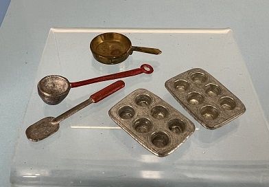 Pans and Utensils mn481