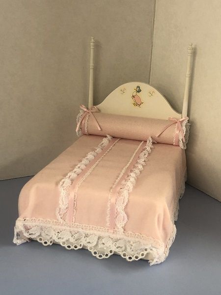 Pitty Pat Bed with Puddle Duck on headboard mc05040