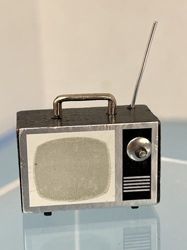 Portable TV with Handle and Antenna mn538
