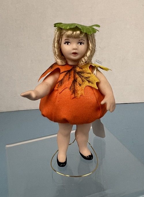 Pumpkin Girl for Trick or Treat mc031384a