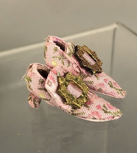 Pink Brocade Shoes with Gold Buckles mc03273