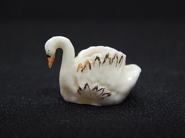 Porcelain Swan by Ron Benson lh4510