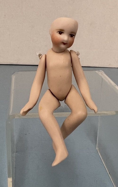 Pretty little girl with bended knees dd052-1
