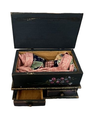 Quilt Chest by Palmer Daughety with Quilt Inside ch22748