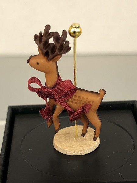 Reindeer on a stand mc02365