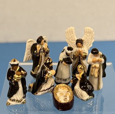 Porcelain French Nativity with Gold details mc06069