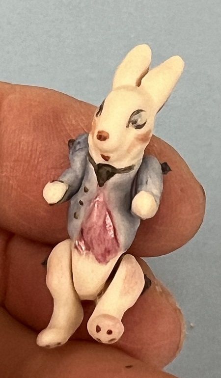 Porcelain White Rabbit from "Alice in Wonderland." mc031563