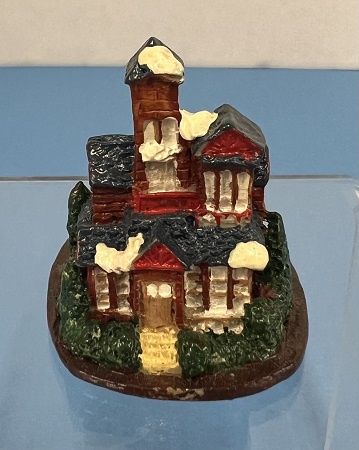 Resin Victorian House mc05977