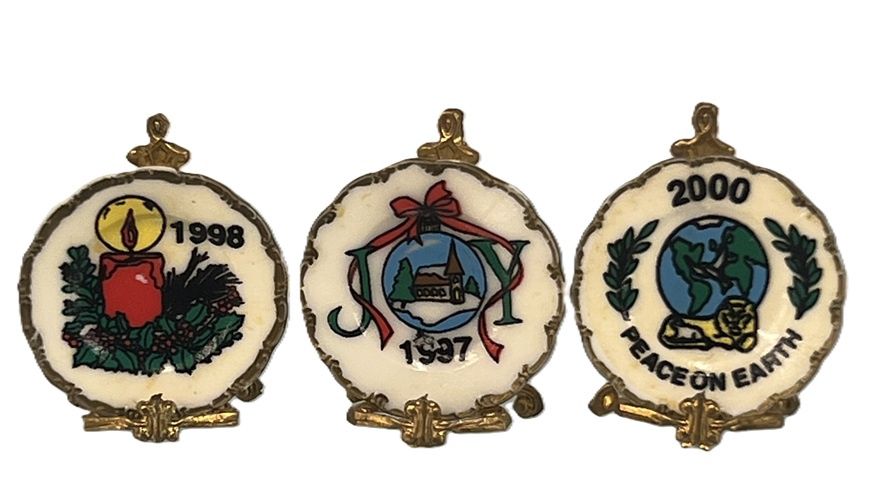 Set of Three Plates and Stands ala002f