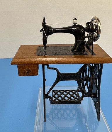 Sewing Machine with Treadle mc05675