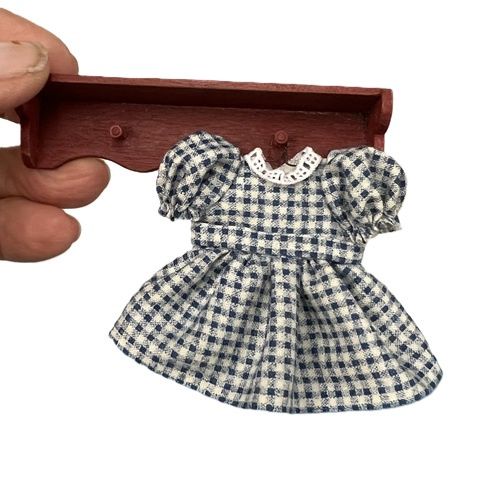 Shelf with Dress mc1001x