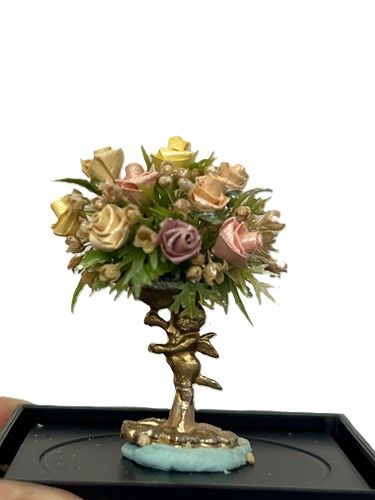 Roses in a cupid vase so1753