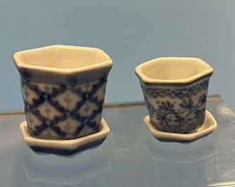 Set of 2 Sizes Blue and White Pots with Saucers cn426