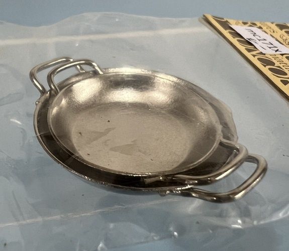 Set of Two Pans with 2 Handles on Each mc171x