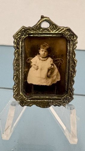 Silver Frame with Photo of Child mn269