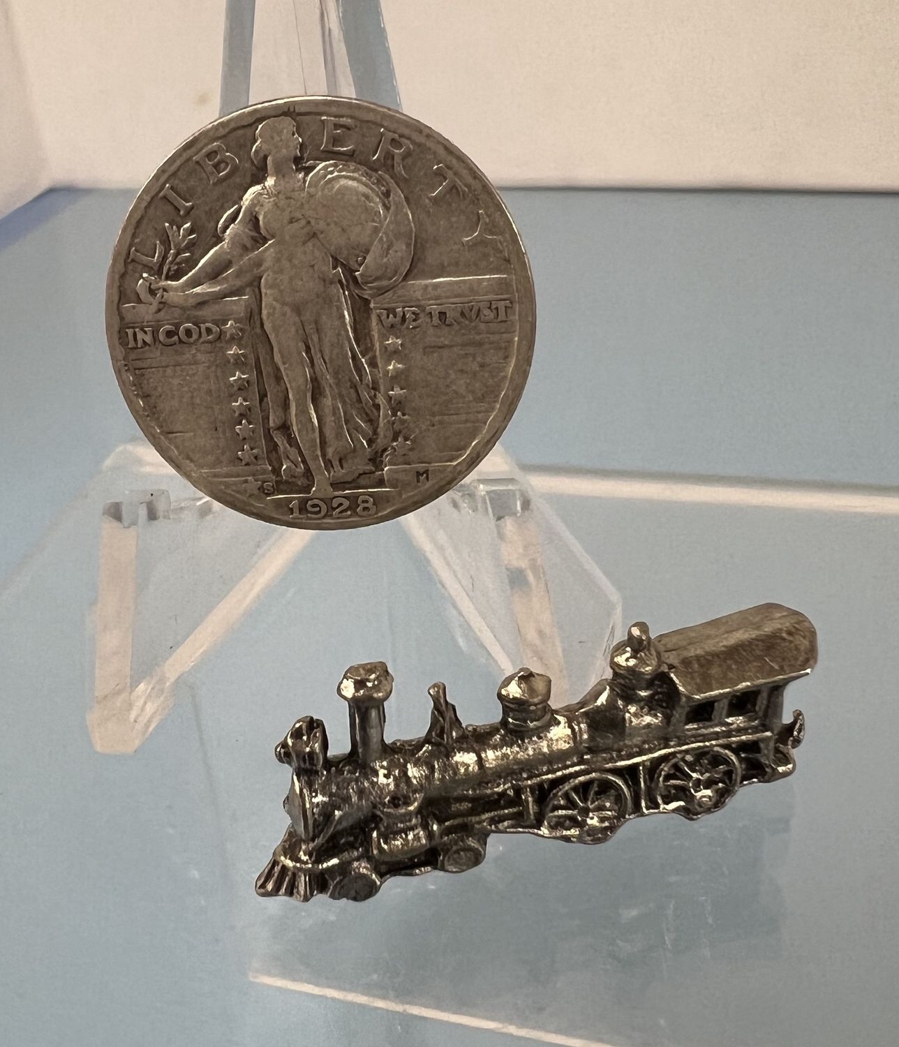 Silver Locomotive Figurine mn447