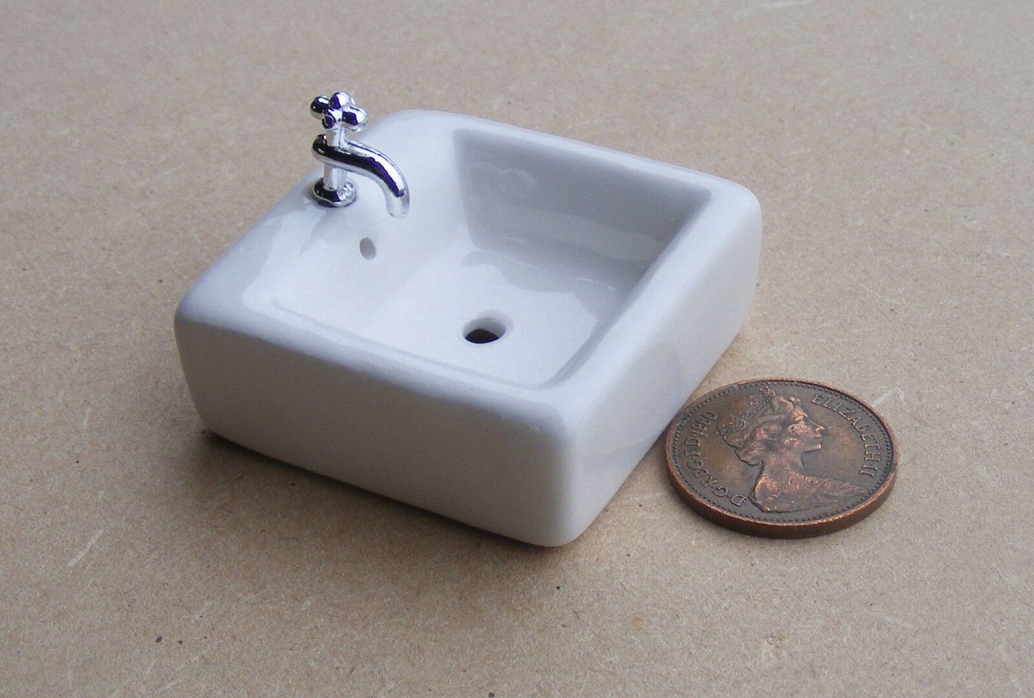 Square Bath Sink White Porcelain with Silver Faucet mc04724b