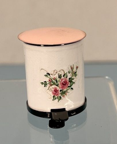 Step on Trash Can with Pink Lid mc030922