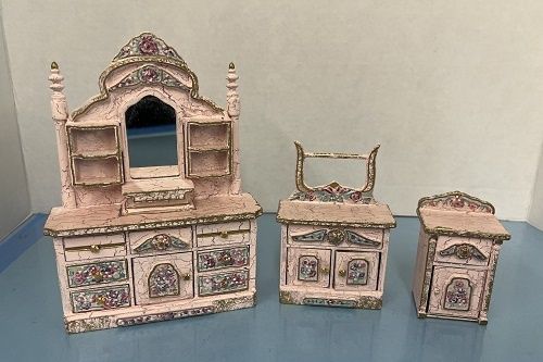 Three Piece Antiqued Pink Bedroom Set MC112x