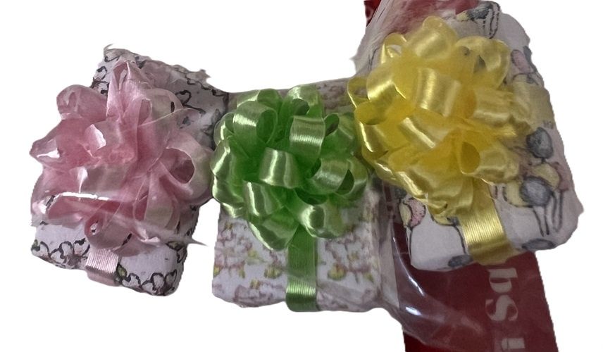 Three Wrapped Presents with Bows - Random Selection sh0094