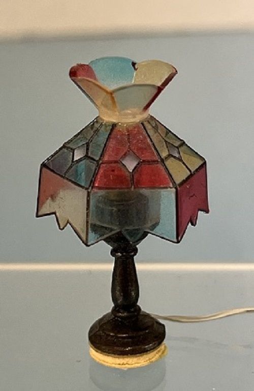 Tiffany Style Lamp on Dark Metal Base MC031541
