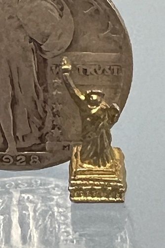 Tiny Statue of Liberty mn445