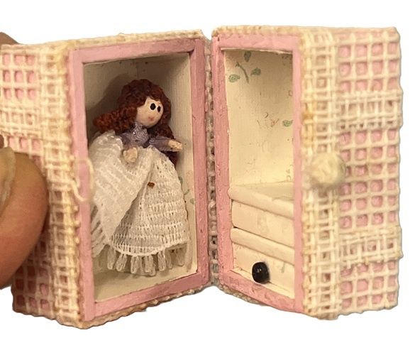Tiny Doll in Trunk so1849