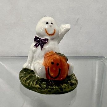Tiny Figurine of Ghost and Jack o'Lantern mn369