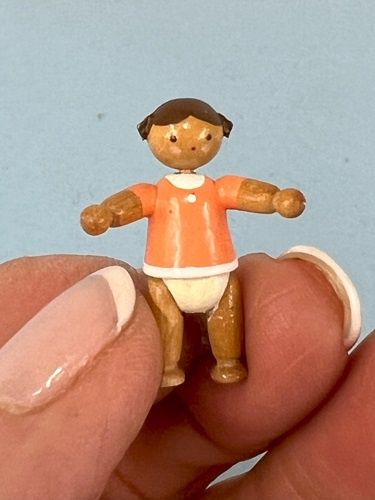 Tiny Wooden Girl mc030938