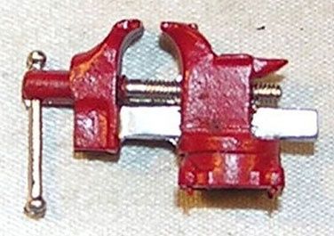 Top Mounted Red Vise isl01341