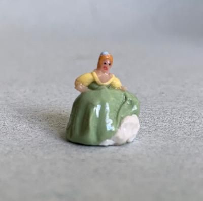 Tiny Lady Figurine mc00926