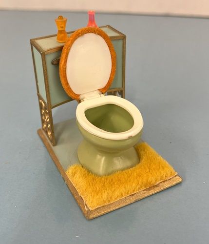 Toilet on Platform mn529