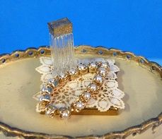 Tray with Doily and Pearls RD4420