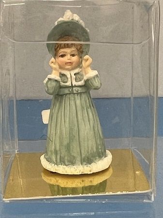 Victorian girl figurine lv2301
