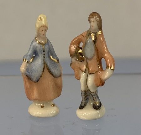 Victorian Man and Woman Figurines mc04592