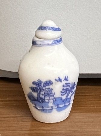 White and Blue Oriental Vase with Lid ALA701