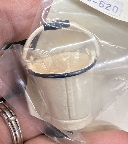 White Enamel Bucket cn955620