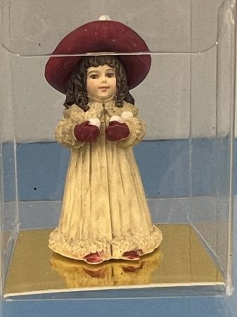 Victorian Figurine of girl holding hat lv2302