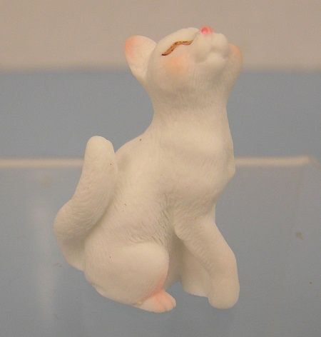 White Cat Sitting Up mc05283-1