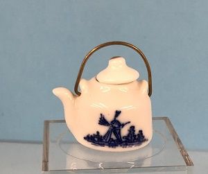 White Teapot with Delft Design of Windmill apz005