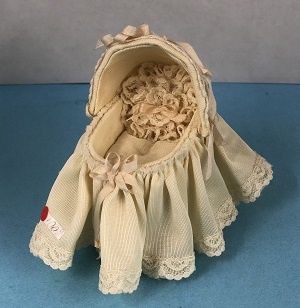 Vintage Baby Bassinet z
