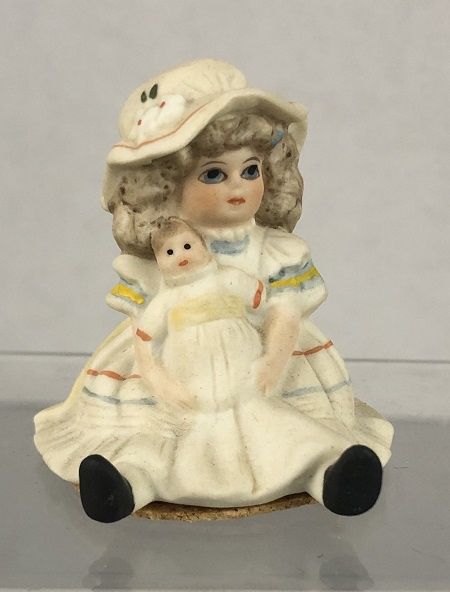 Vintage Doll Figurine in porcelain holding a doll mc02401