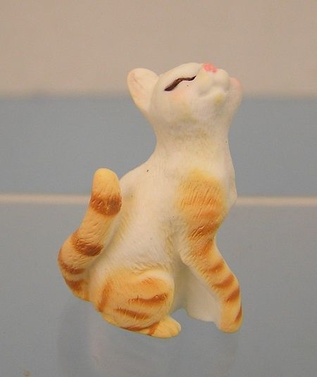 White and Yellow Tiger Sitting up mc05285-1