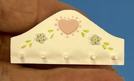 White Pegged Hanger Board with Heart and 5 Pegs ala644