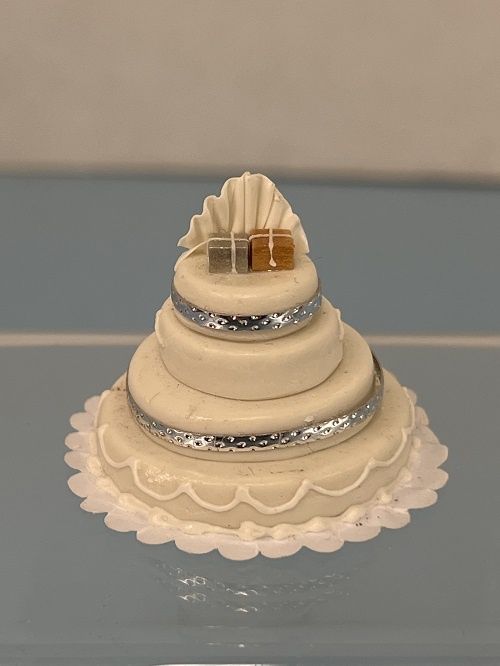 White three layer cake with presents on top mn427