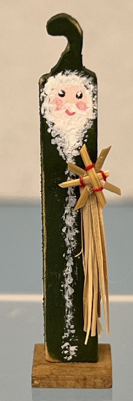 Wooden Green Santa Stand ala1053
