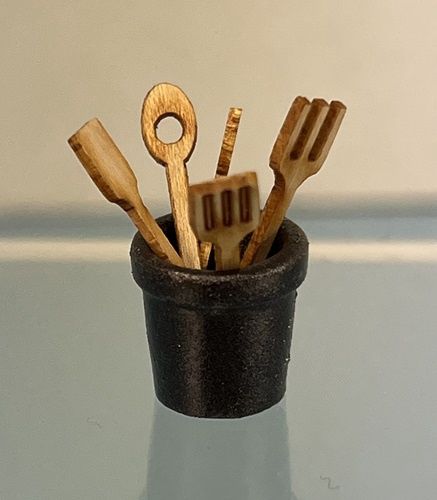 Wood cooking utensils in black container mn611