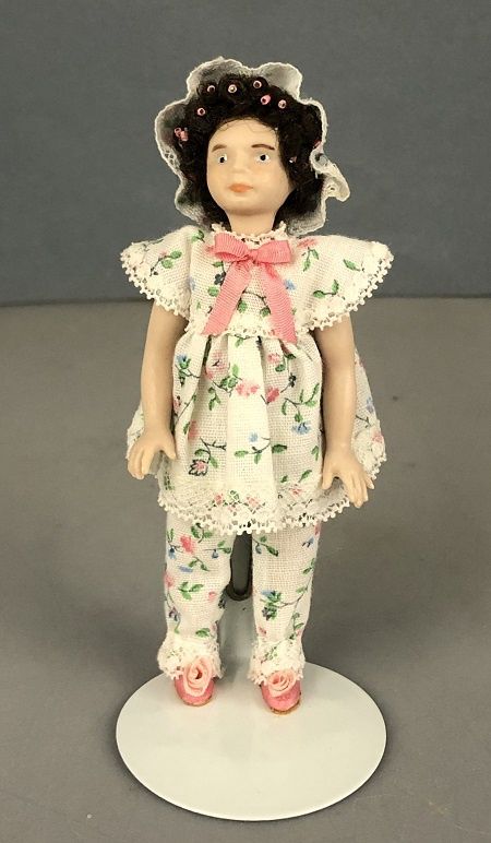 Young Girl with Hair in Curlers mc01647